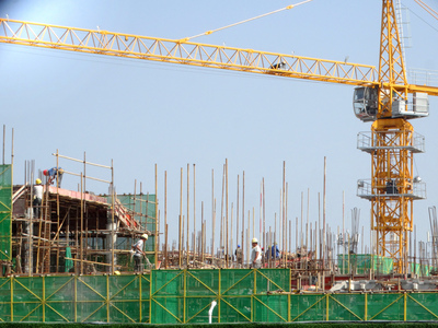 高溫下的堅守 建筑勞務分包工人的施工熱浪挑戰